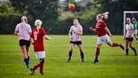 Flere piger og kvinder spiller fodbold i København