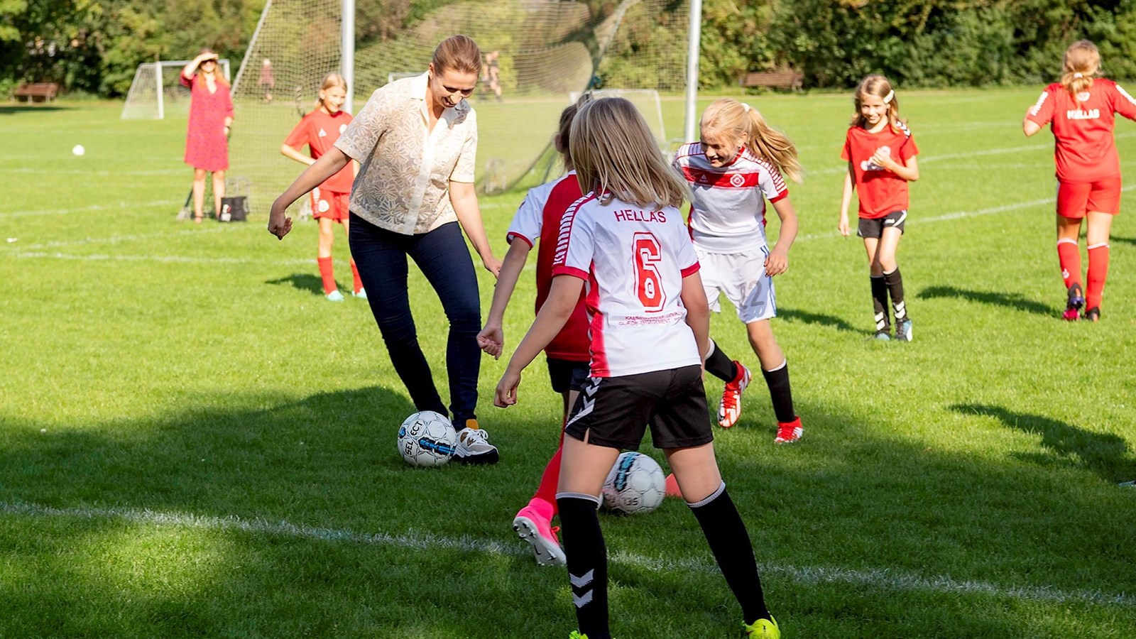 Statsministeren besøger børn i fodboldklub